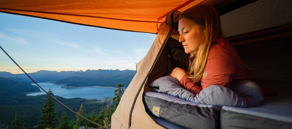 woman on hest camper an sleeping pad